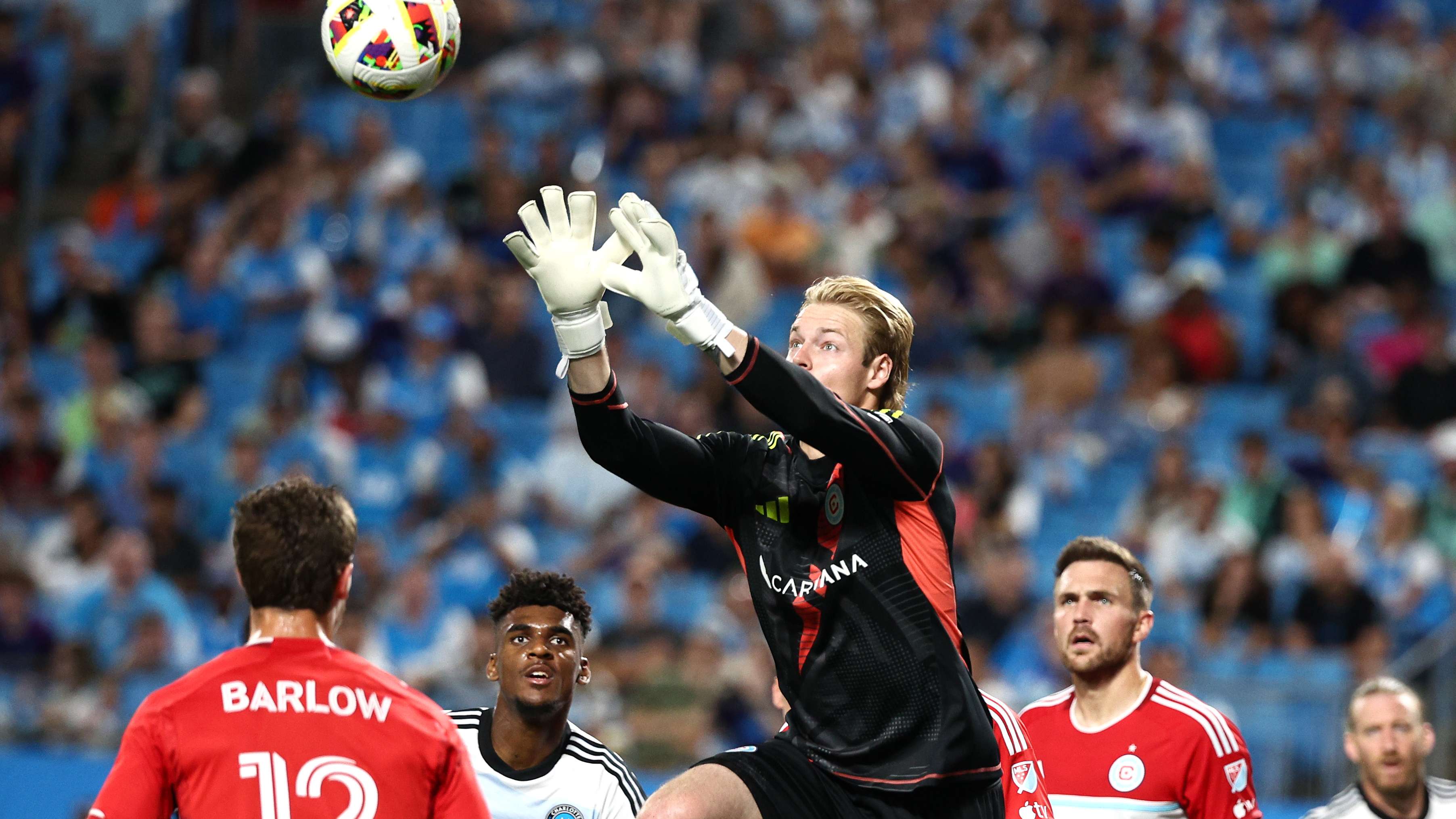 梅西加盟巴黎后巴萨逆转大巴黎球迷欢呼梅西巨星再续传奇