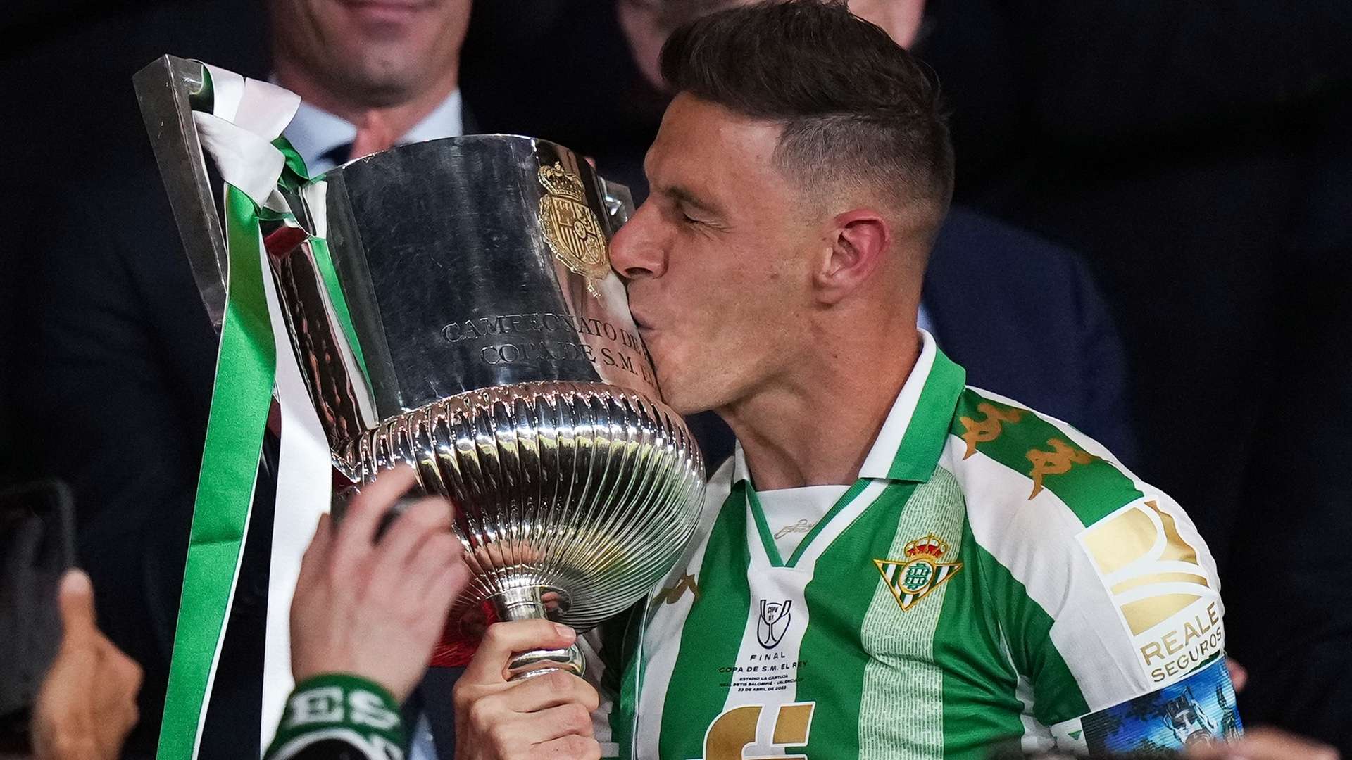 上海申花与山东泰山中超焦点战即将打响期待精彩对决